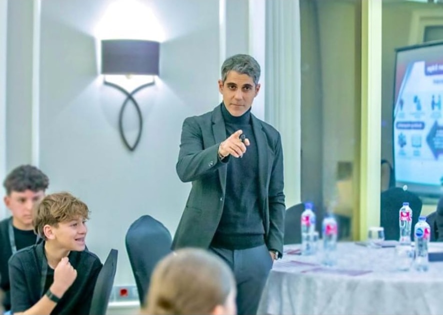 Hamada Zahawi advising students at a Write Track workshop
